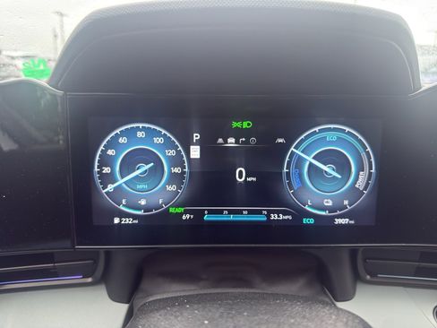 Used 2025 Hyundai Elantra Limited FWD image 17