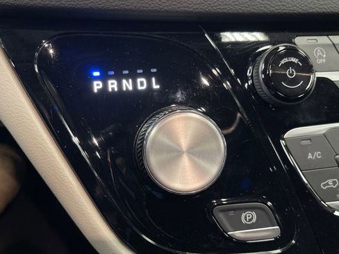 Used 2024 Chrysler Pacifica Touring-L FWD image 25