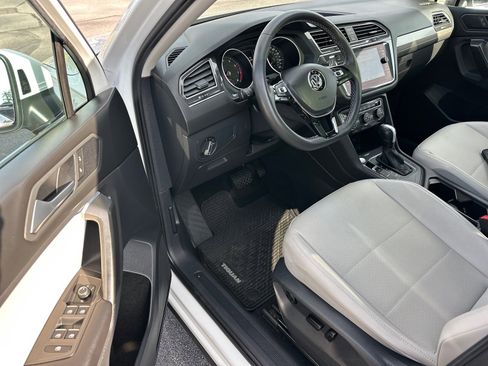 Used 2021 Volkswagen Tiguan SE w/ Panoramic Sunroof Package FWD image 6