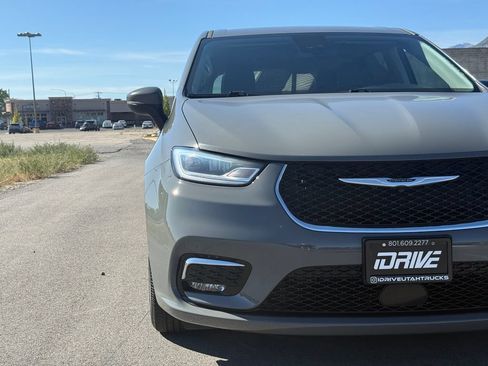 Used 2023 Chrysler Pacifica Touring-L FWD image 4