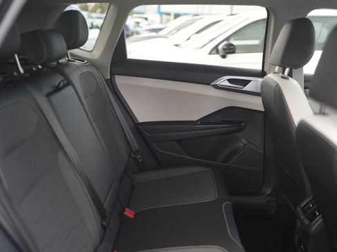 Used 2025 Volkswagen Taos SE w/ Panoramic Sunroof Package image 23