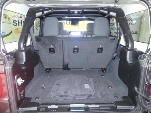 Used 2025 Jeep Wrangler Unlimited Sahara AWD/4WD image 30