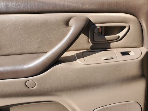 Used 2004 Toyota Sequoia SR5 image 23