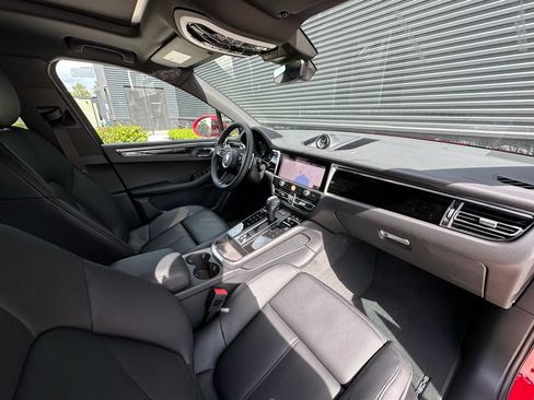 Used 2025 Porsche Macan AWD/4WD image 37