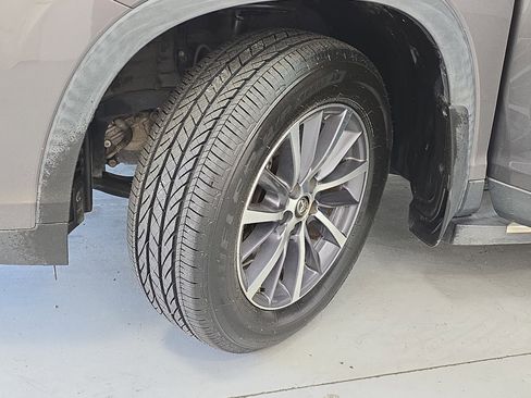 Used 2019 Toyota Highlander XLE image 34