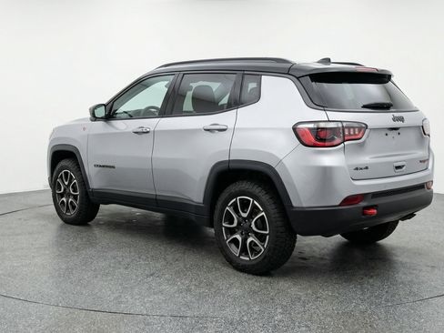 Used 2025 Jeep Compass Trailhawk AWD/4WD image 6
