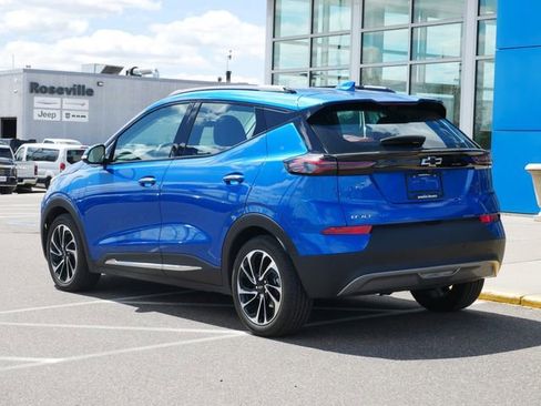 Certified 2022 Chevrolet Bolt EUV Premier w/ Sun & Sound Package FWD image 3
