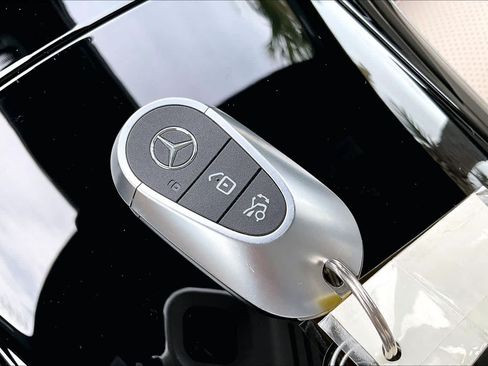 Used 2025 Mercedes-Benz GLC 300 4MATIC image 14