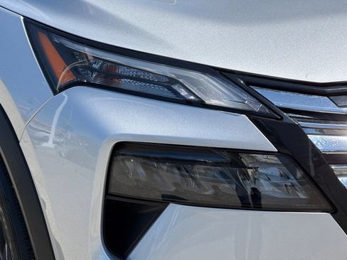 Used 2025 Nissan Rogue SV FWD image 10