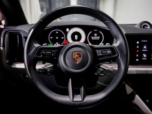 Used 2024 Porsche Cayenne S image 11