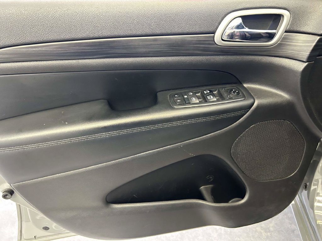 Used 2019 Jeep Grand Cherokee Altitude AWD/4WD image 16