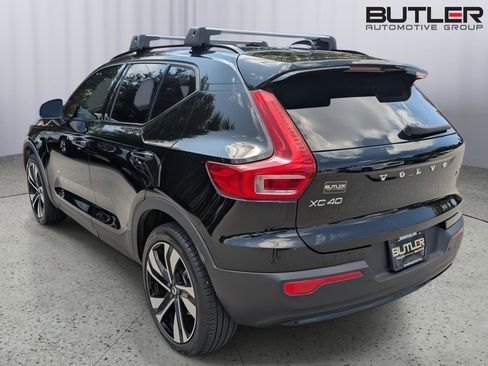 Used 2023 Volvo XC40 B5 Plus image 4