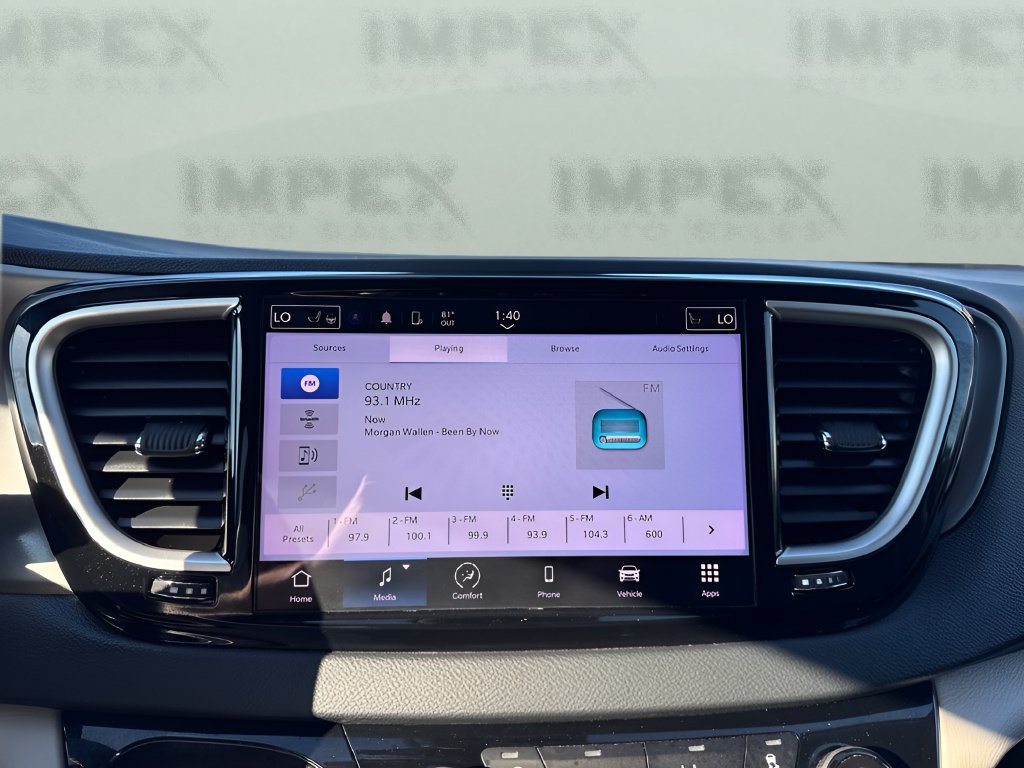 Used 2023 Chrysler Pacifica Touring-L FWD image 19