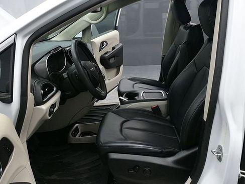 Used 2023 Chrysler Pacifica Touring-L image 11