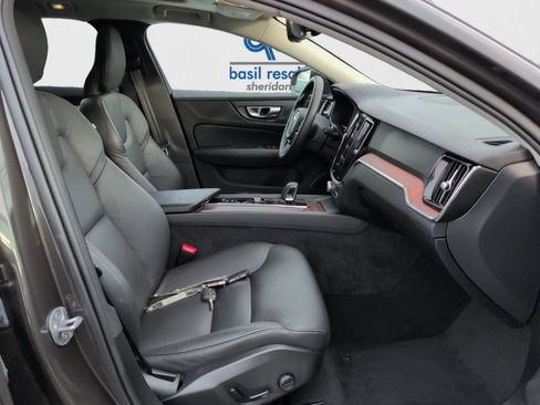 Used 2025 Volvo V60 B5 Cross Country Plus image 17