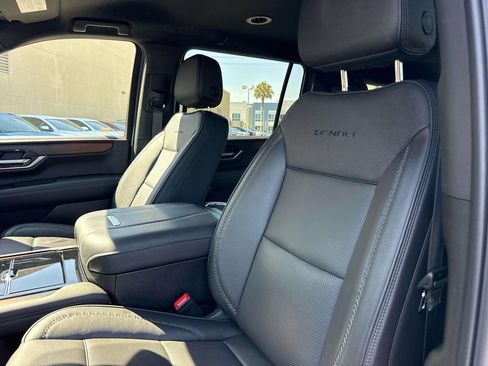 Used 2025 GMC Yukon XL Denali AWD/4WD image 28