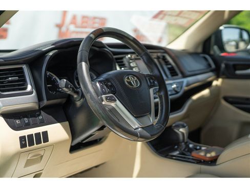 Used 2017 Toyota Highlander XLE FWD image 30