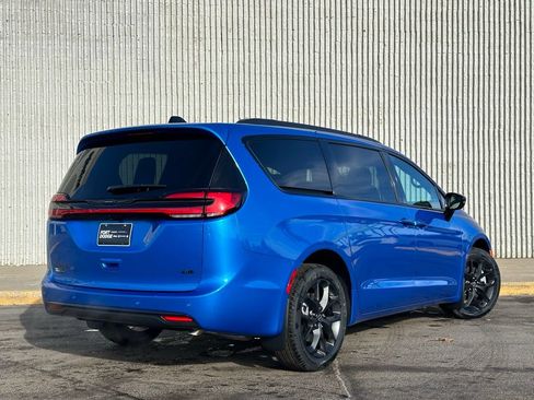New 2026 Chrysler Pacifica Select w/ S Appearance Package AWD/4WD image 5