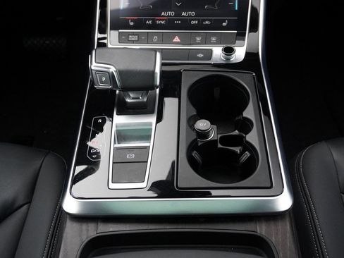 Used 2023 Audi Q8 Premium image 51