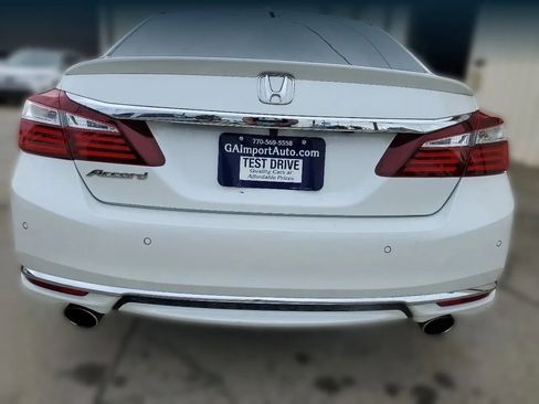 Used 2017 Honda Accord Touring image 8