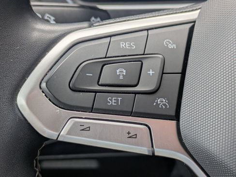 Used 2022 Volkswagen Tiguan SE image 13