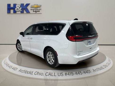 Used 2024 Chrysler Pacifica Touring-L FWD image 4
