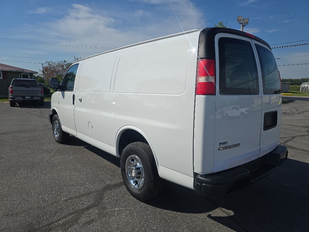 Used 2018 Chevrolet Express 2500 w/ Driver Convenience Package RWD image 8