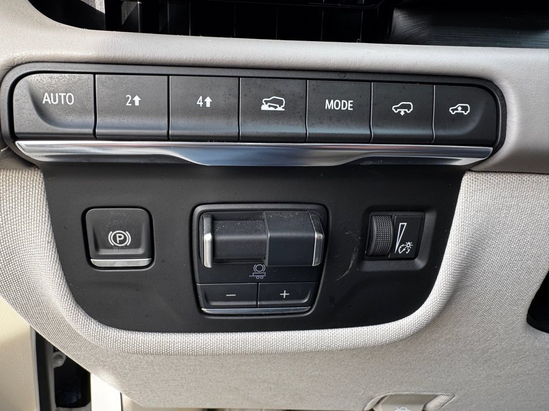 Used 2024 Cadillac Escalade Sport Platinum w/ LPO, ONYX Package AWD/4WD image 17
