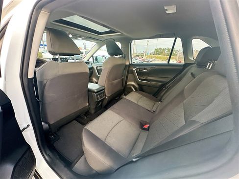 Used 2021 Toyota RAV4 XLE w/ Convenience Package image 4