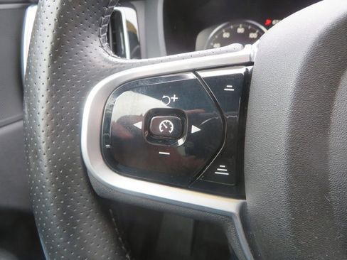 Used 2018 Volvo XC60 T6 Momentum w/ Convenience Package image 16