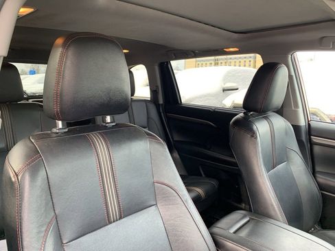 Used 2019 Toyota Highlander SE image 17