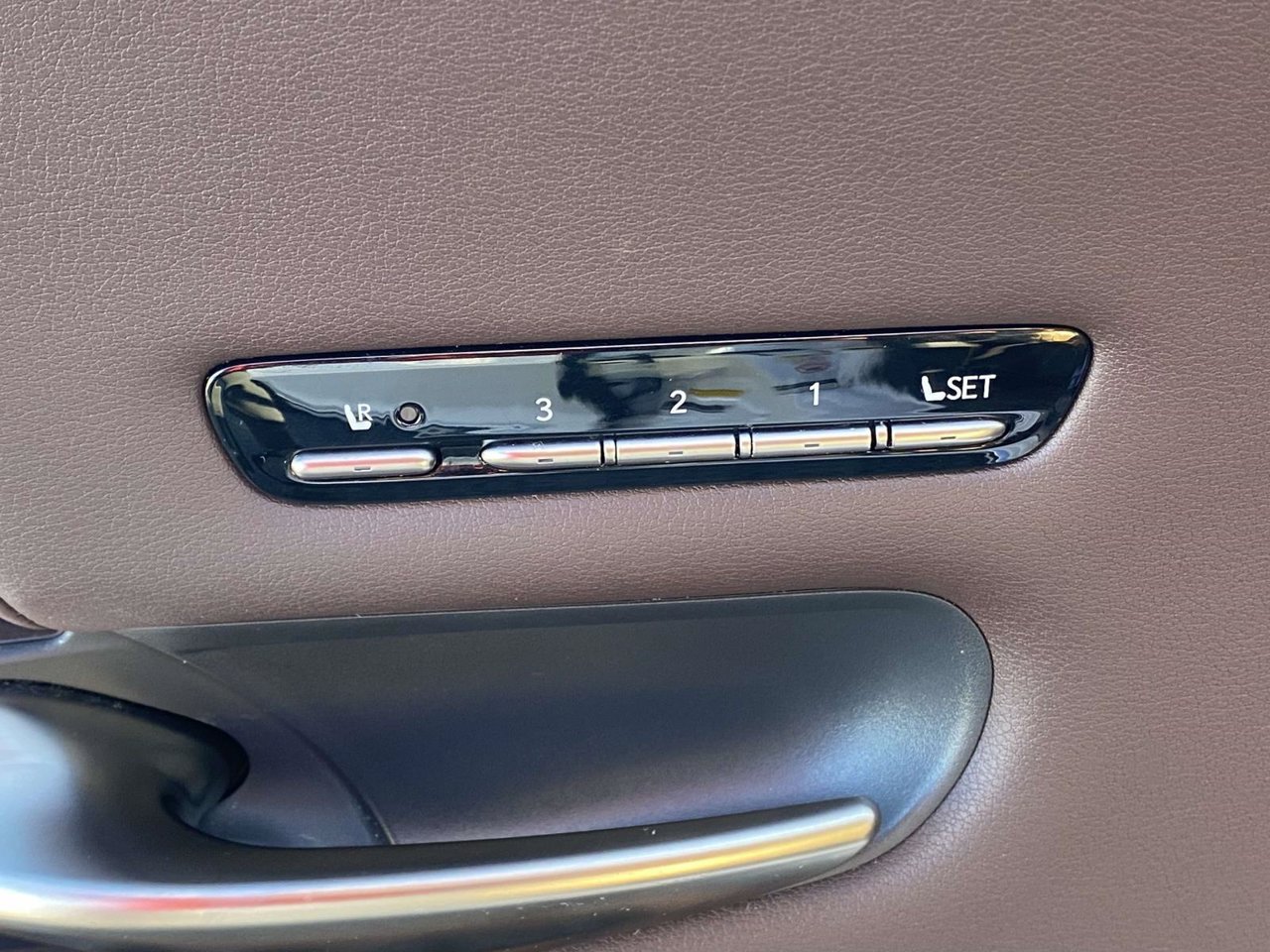 Used 2018 Lexus LS 500 w/ Accessory Package (Z2) RWD image 28