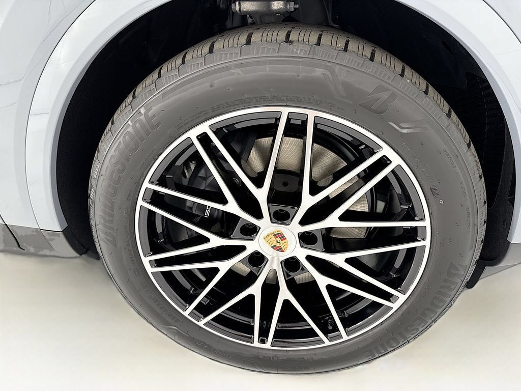 Used 2026 Porsche Cayenne AWD/4WD image 32