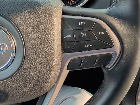 Used 2018 Jeep Grand Cherokee Laredo RWD image 7