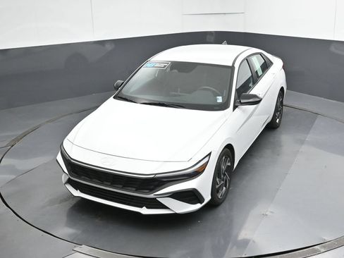 Used 2025 Hyundai Elantra SEL FWD image 47