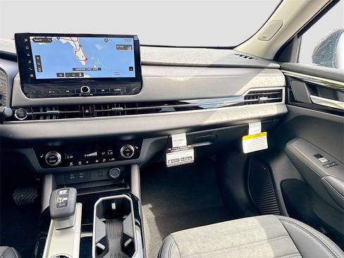 New 2025 Mitsubishi Outlander SE image 21