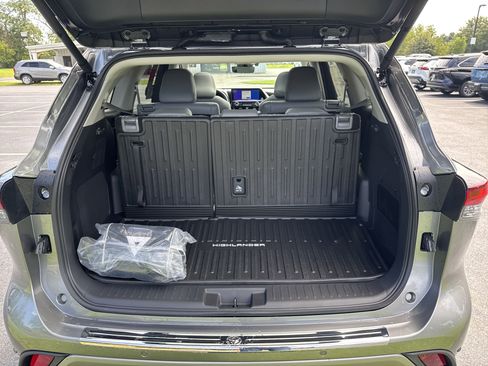 New 2025 Toyota Highlander AWD image 41