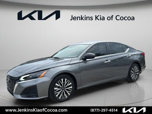 Used 2025 Nissan Altima 2.5 SV FWD image 10