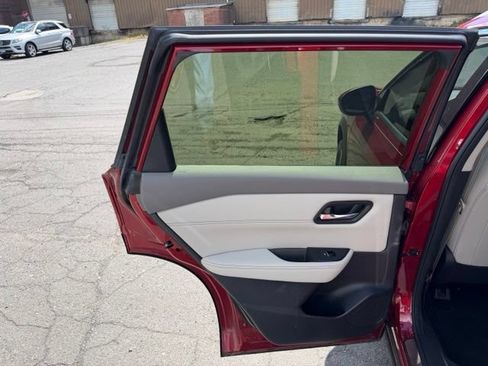 Used 2023 Nissan Rogue SL AWD/4WD image 17