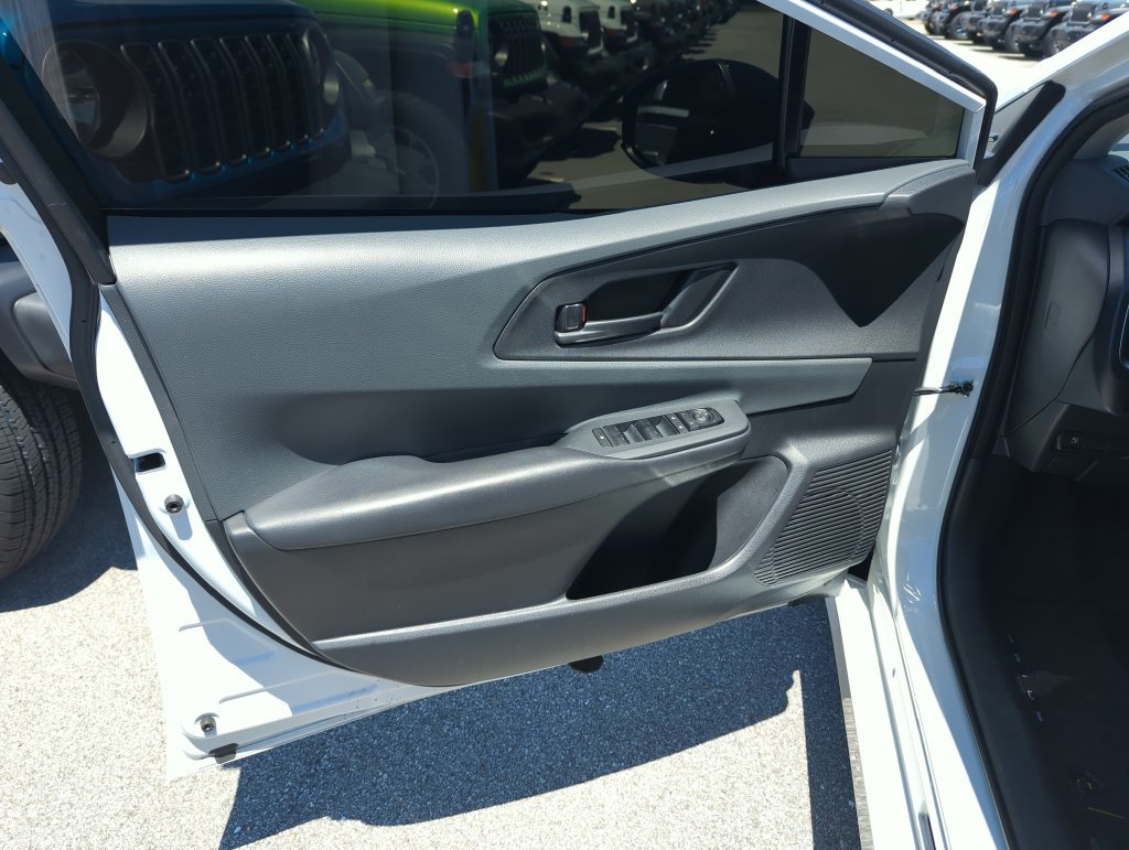 Used 2025 Toyota Prius LE FWD image 16