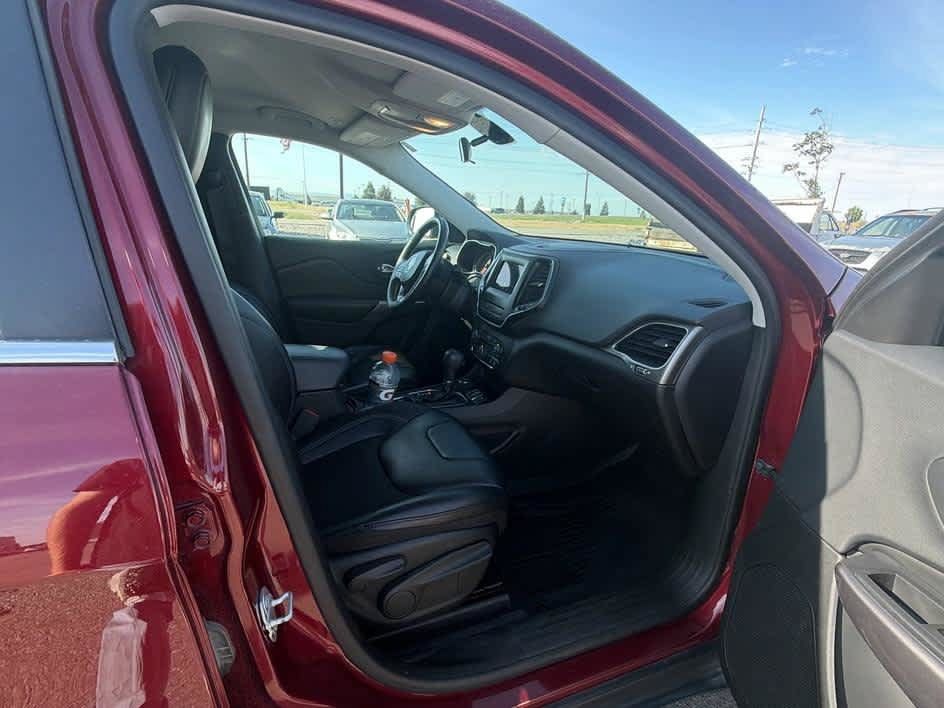 Used 2019 Jeep Cherokee Latitude Plus w/ Cold Weather Group AWD/4WD image 31