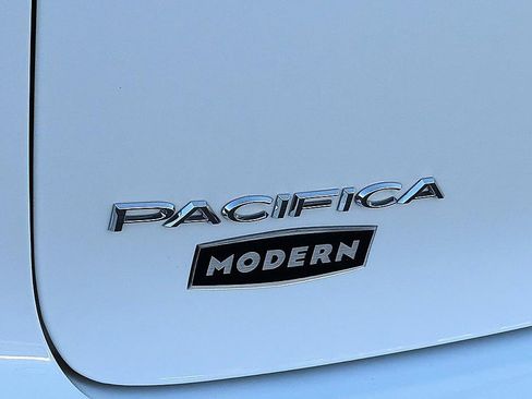 Used 2023 Chrysler Pacifica Touring-L FWD image 28