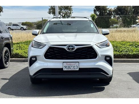 Used 2023 Toyota Highlander XLE image 3