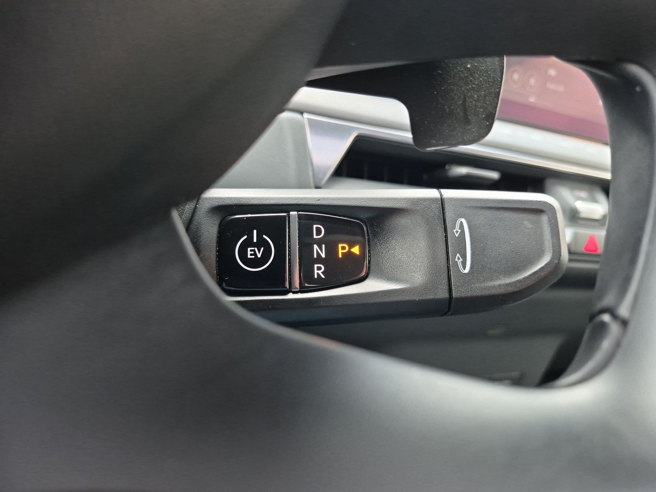 Used 2024 Kia EV9 Land w/ Towing Package AWD/4WD image 30