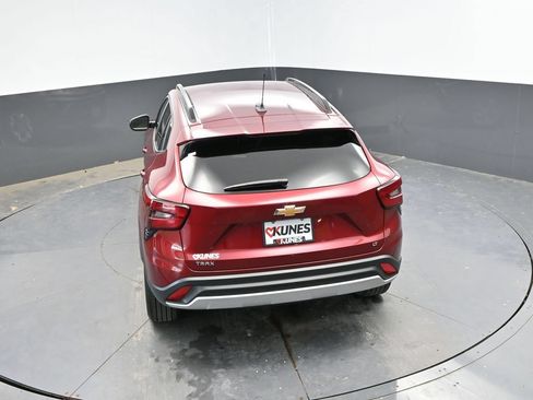 Used 2025 Chevrolet Trax LT FWD image 28