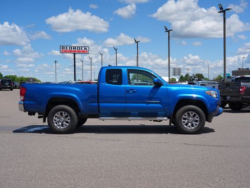 Used 2016 Toyota Tacoma SR5 w/ SR5 Appearance Package (SN) AWD/4WD image 2