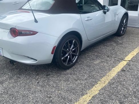 Used 2019 MAZDA MX-5 Miata Grand Touring w/ GT-S Package RWD image 3