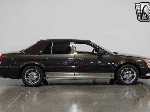 Used 2008 Cadillac DTS Performance w/ Platinum Edition image 12