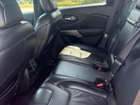 Used 2019 Jeep Cherokee Limited AWD/4WD image 9