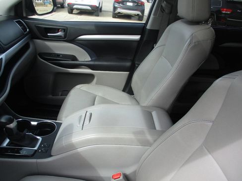 Used 2016 Toyota Highlander XLE image 19